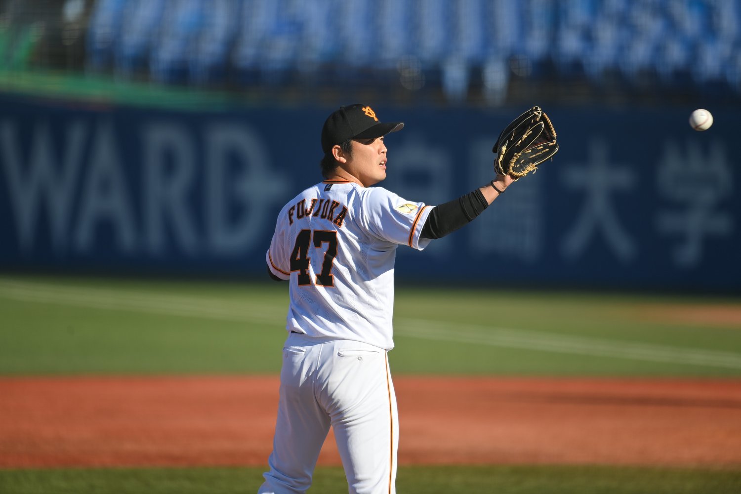 神宮のマウンドに上がる藤岡 (C)Nanae Suzuki