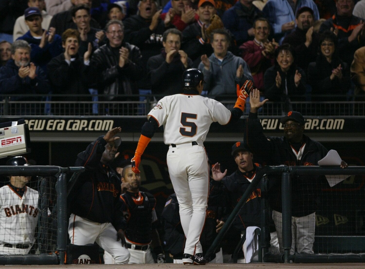ジャイアンツがワールドシリーズに進出した02年、ホームランを放った新庄をベンチで歓迎するベイカー監督