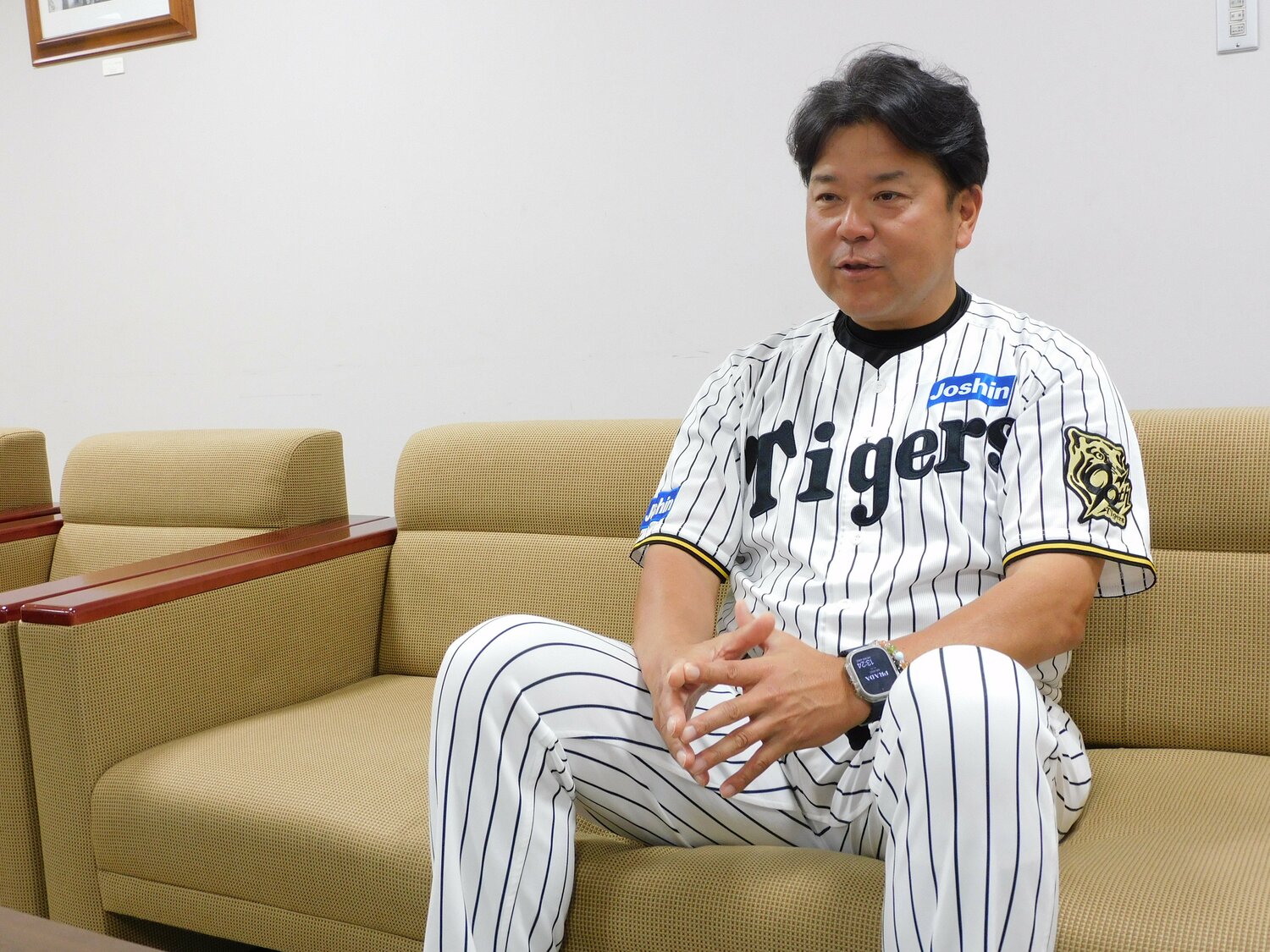 NumberWebのインタビューに応じた野村克則氏（52歳）。現在、阪神タイガースで一軍バッテリーコーチをつとめる　©NumberWeb