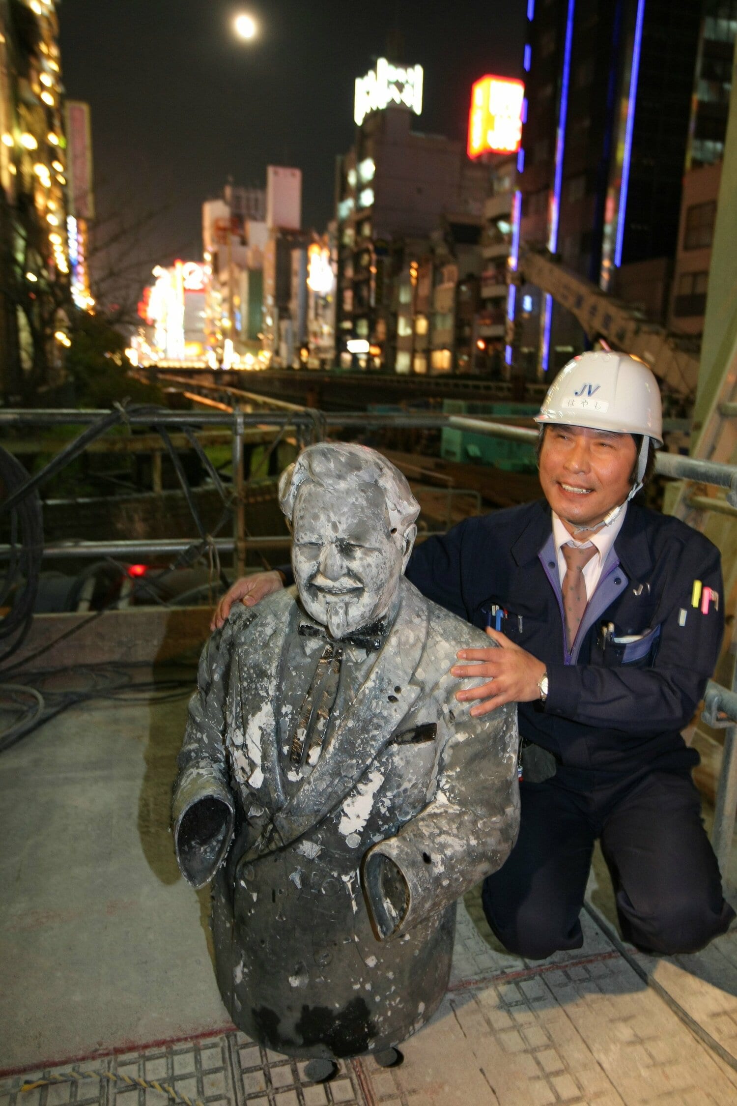 1985年に道頓堀川に投げ込まれ、2009年じつに24年ぶりに発見されたカーネル・サンダース像　©JIJI PRESS