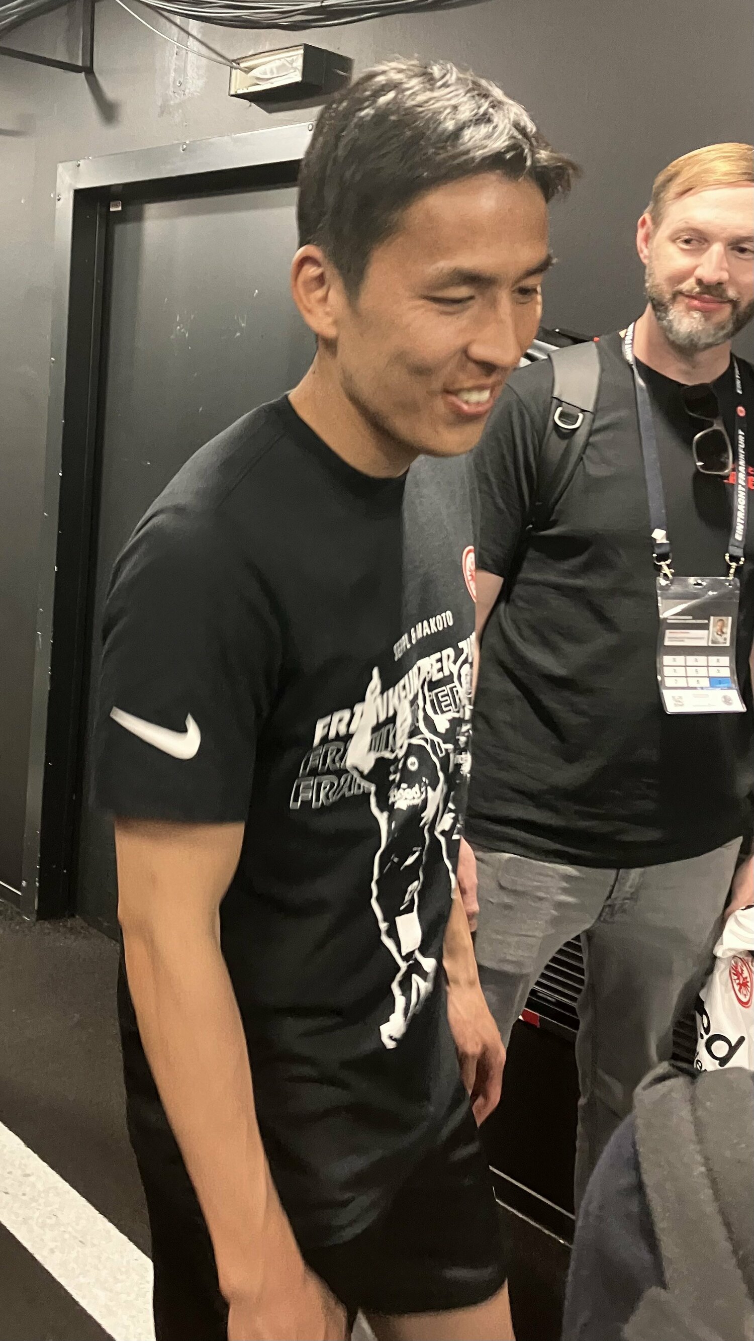 記者会見をした後も取材対応をした長谷部　©Kichinosuke Nakano