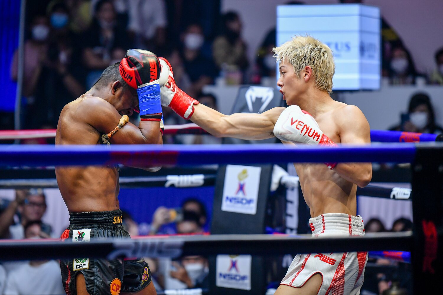 パンチでブアカーオを攻める三浦孝太 ©Getty Images