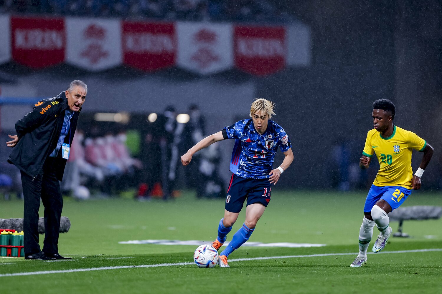 ブラジル代表のチッチ監督の眼前で突破を試みる伊東純也　©Kiichi Matsumoto/JMPA