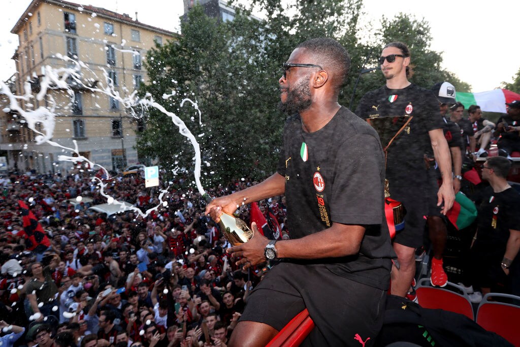 イブラヒモビッチが見守る中、優勝パレードでサポーターにシャンパンファイトするトモリ　©Getty Images