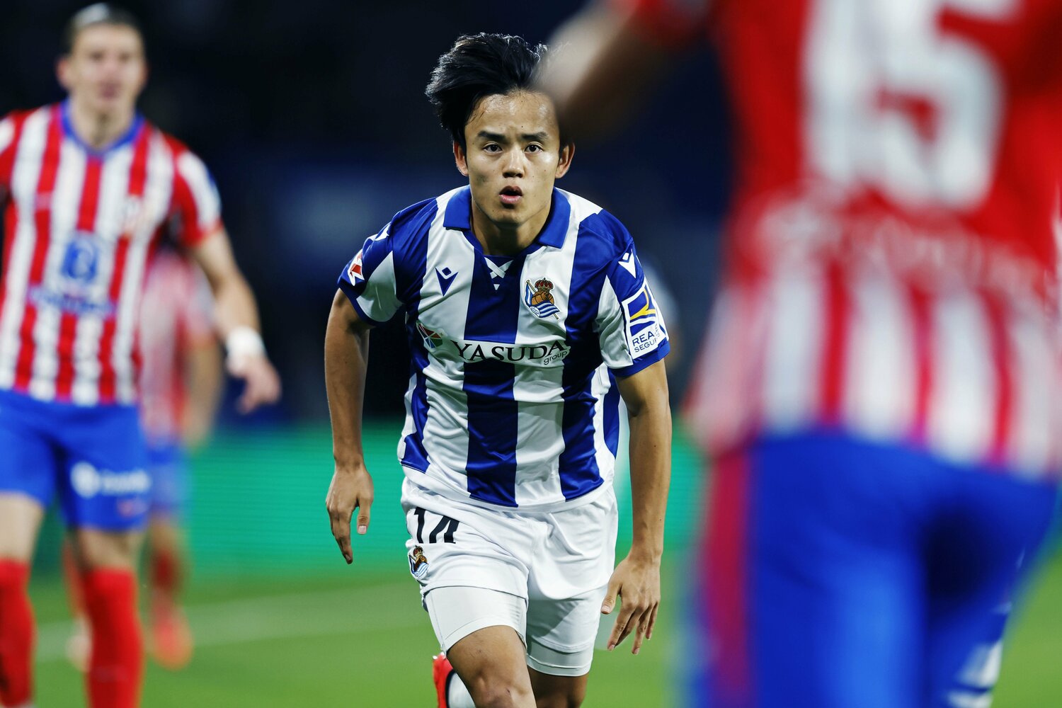 獲物を狩る野生動物の様な鋭い視線で相手DFに迫る