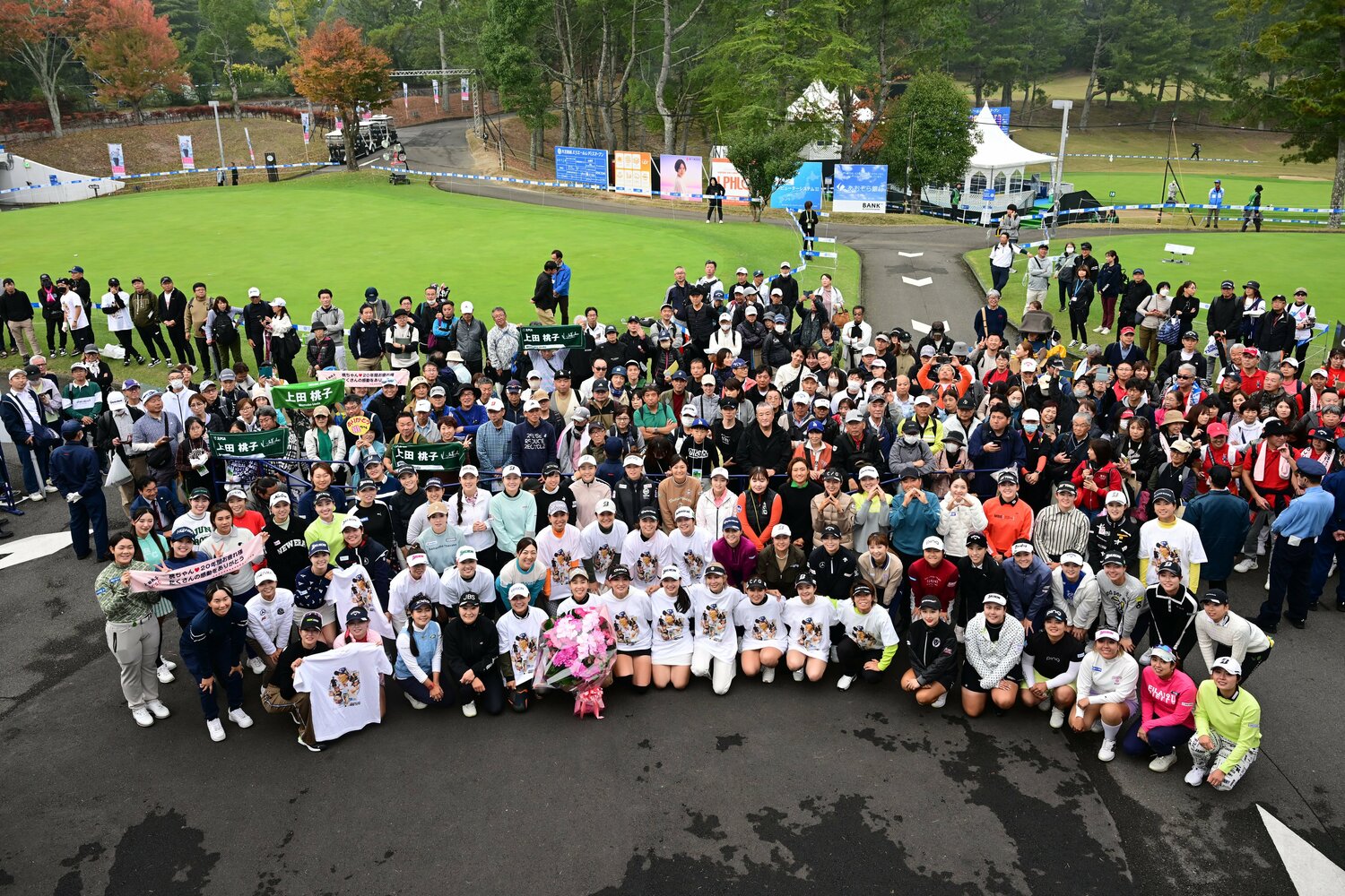 特製Tシャツを着用して写真に収まる上田桃子ら　©︎Atsushi Tomura/Getty Images