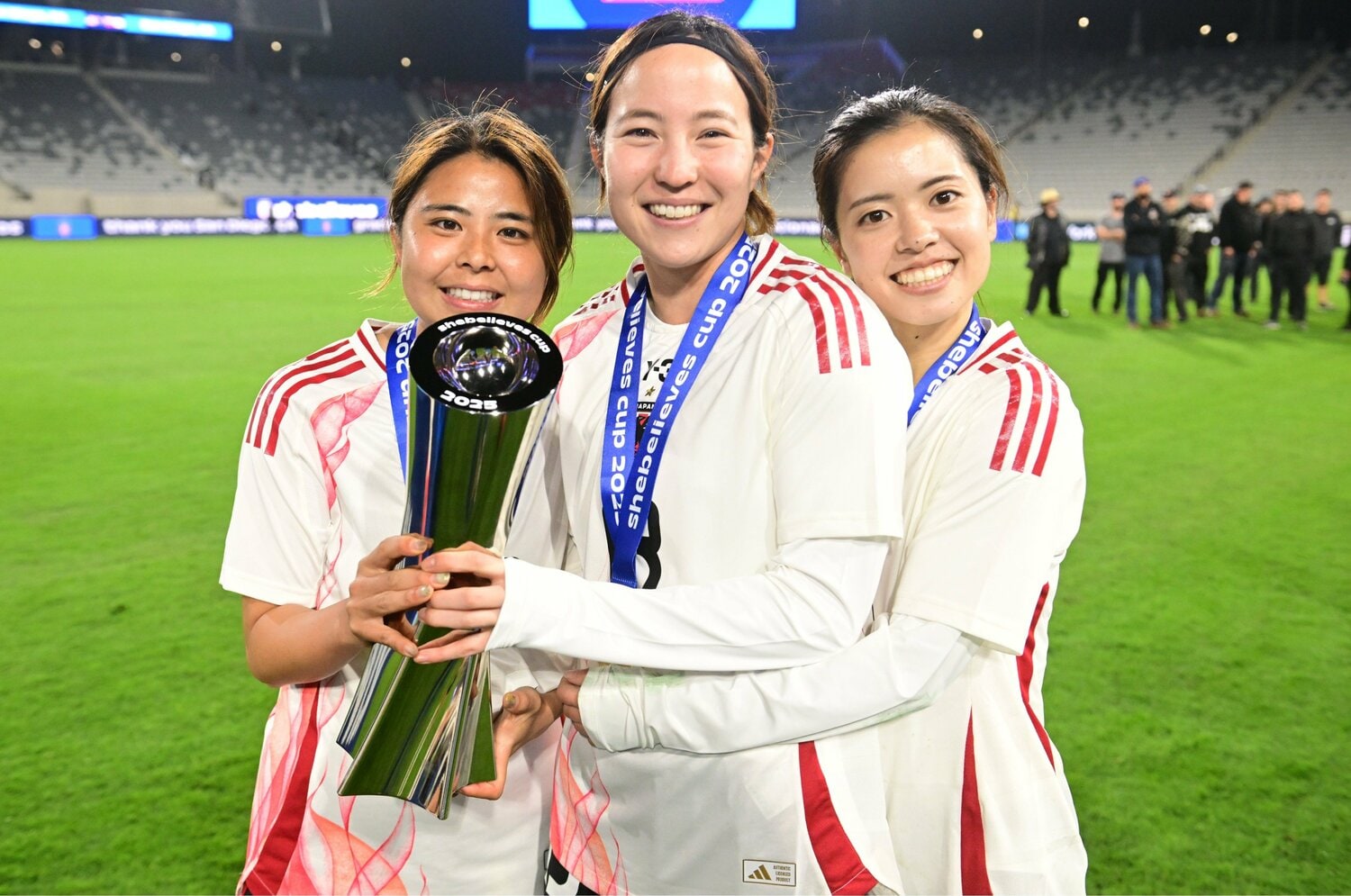 シービリーブスカップを手にする(左から)三浦、北川、長谷川 ©JFA/AFLO