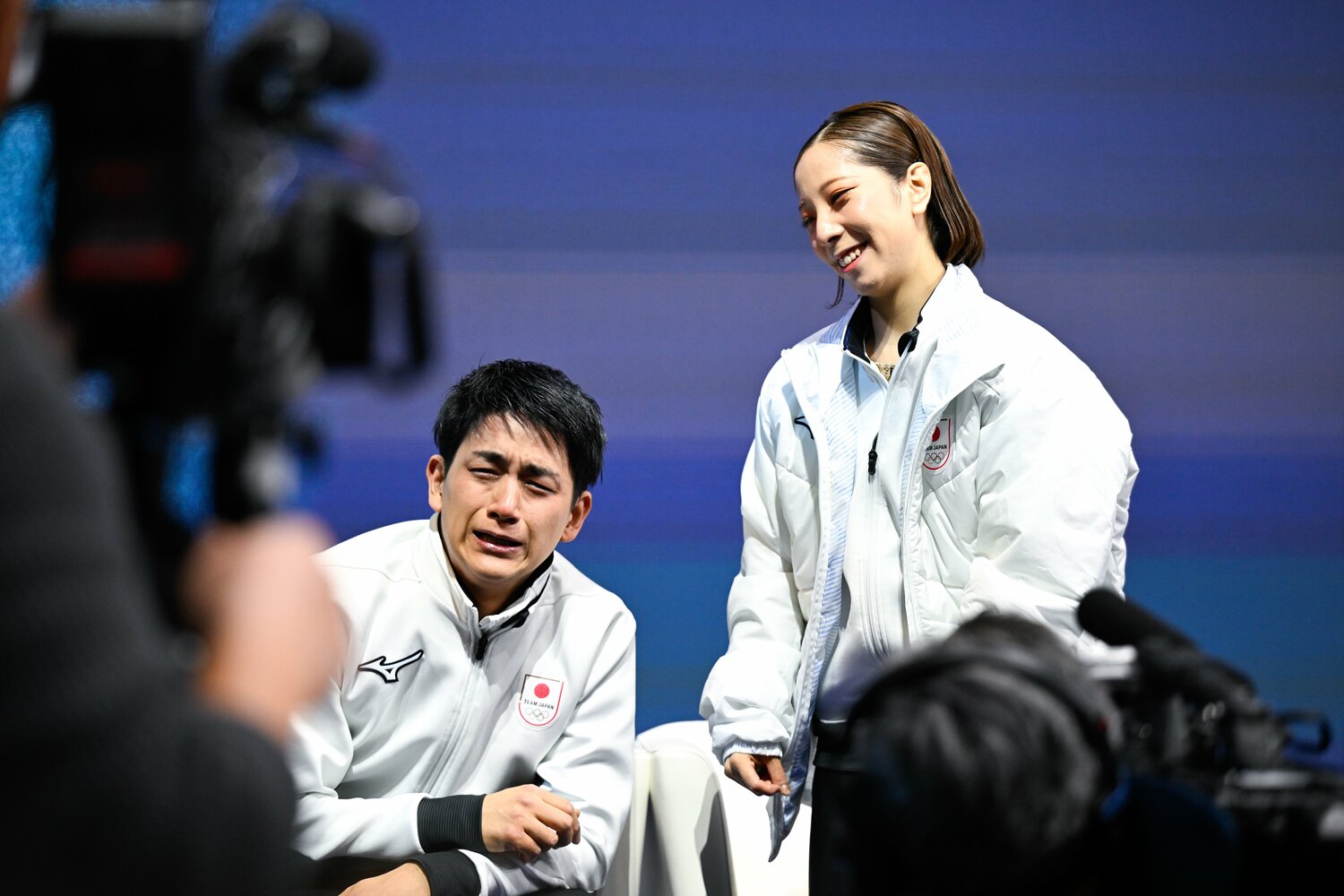 嬉し涙を流す木原龍一を優しく見守る三浦璃来 ©︎Asami Enomoto/JMPA