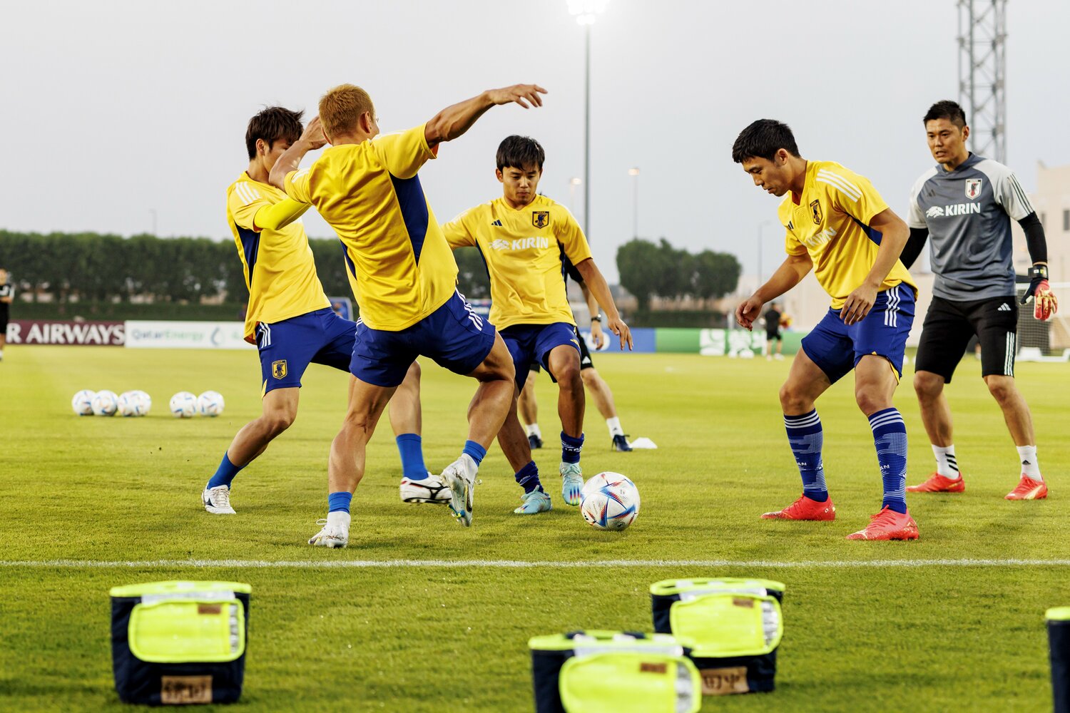 鳥かご練習では、長友佑都（写真手前）が率先してムードメーカーを買って出ている様子が窺えた　©Kiichi Matsumoto/JMPA