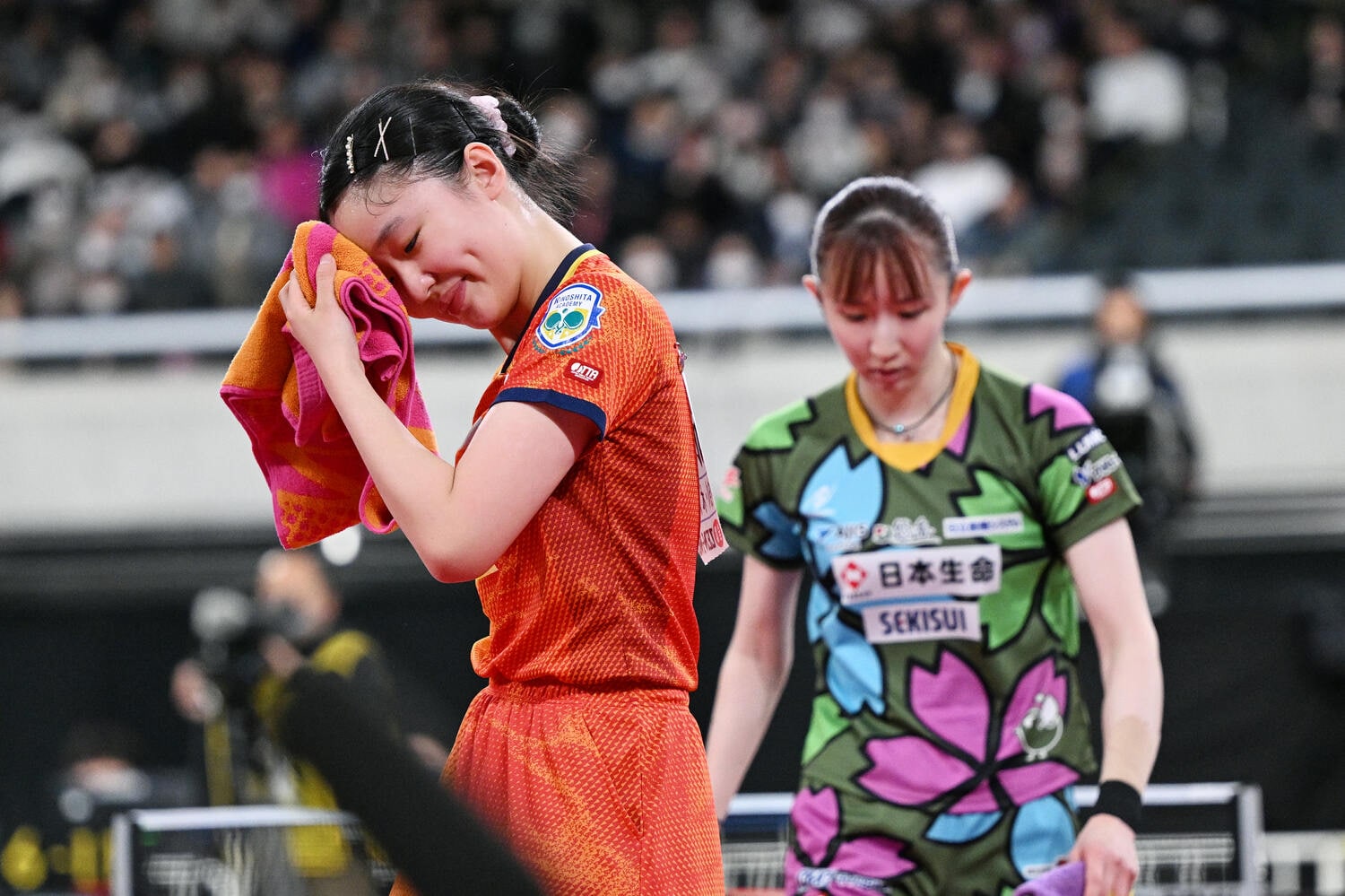 早田戦で汗をぬぐう張本　©AFLO