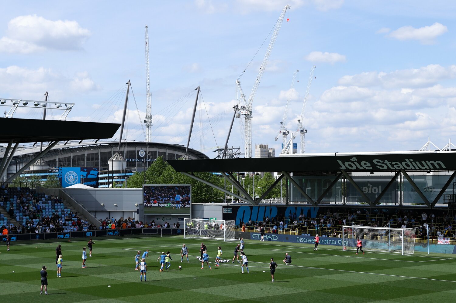 ベビー用品ブランドの「Joie（ジョイー）」が命名パートナーを務める専用スタジアム。奥には「エティハドスタジアム」が見える　©︎Getty Images