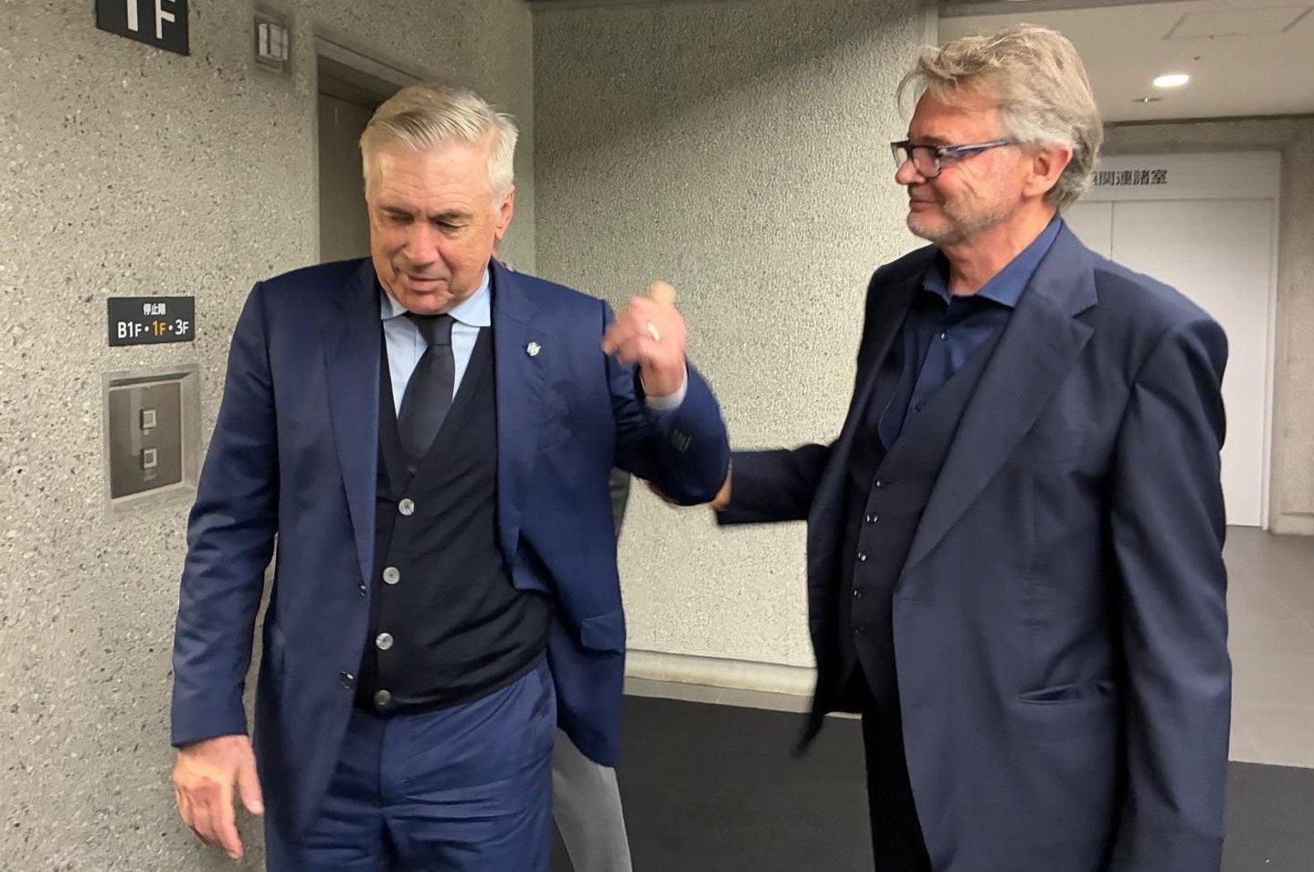 日本vsブラジル戦後、アンチェロッティ監督と談笑するトルシエ氏　※本人提供