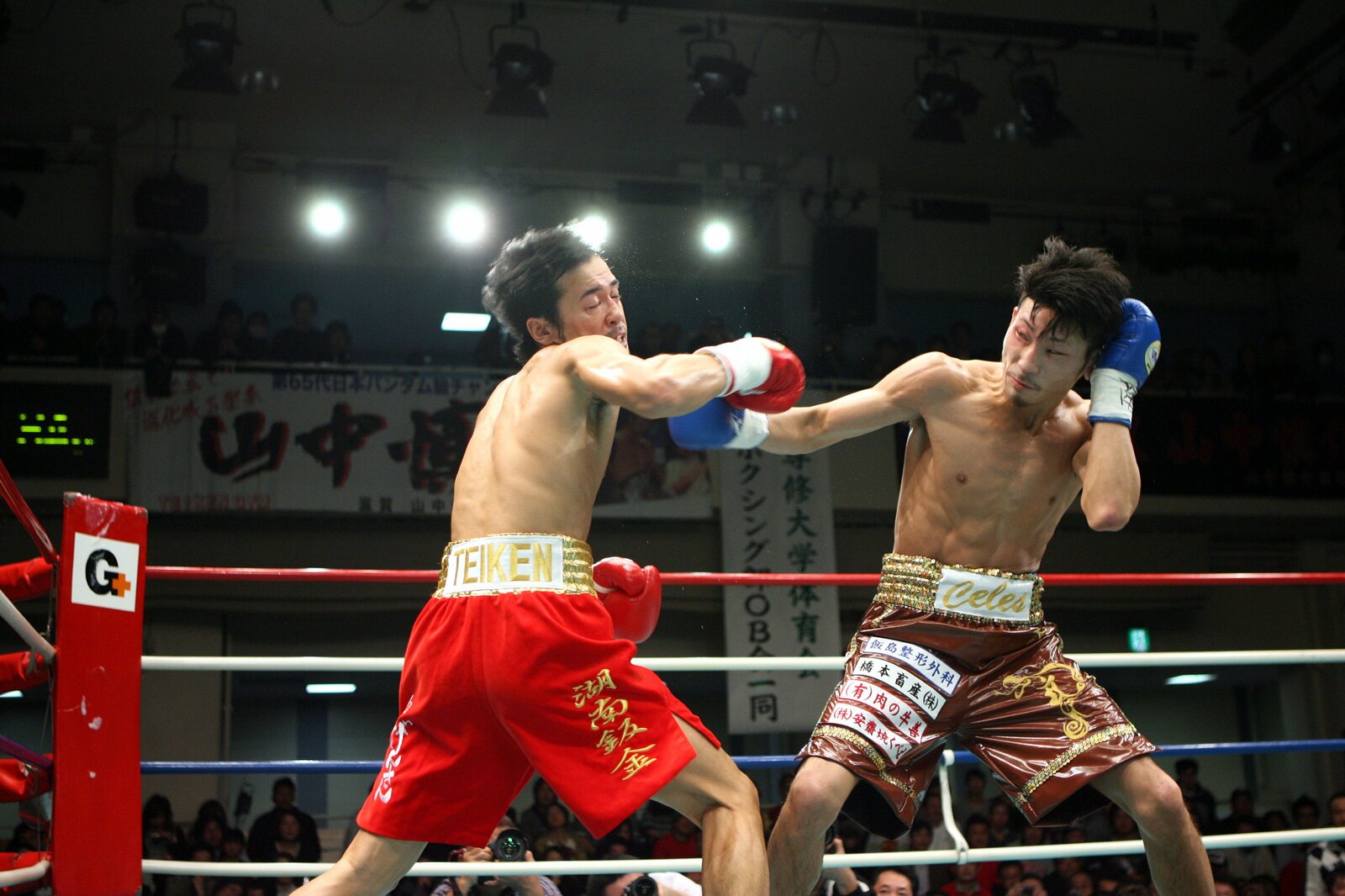 2011年3月、日本バンタム級タイトルマッチでプロ入り後8戦全勝の岩佐亮佑(右)は王者の山中慎介を相手に善戦するも最終10回にTKO負けを喫する ©BOXING BEAT