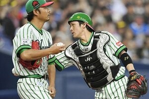 ドラ1との捕手争い制した育成6位。SB甲斐拓也はなぜ大出世したのか。