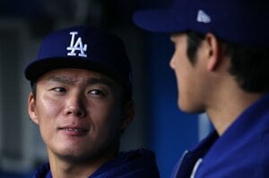 大谷翔平がシャワー後に山本由伸を“出待ち”…山本由伸「本領発揮」のウラにあった「日本人同士の支え合い」「妥協なき頑固さ」
