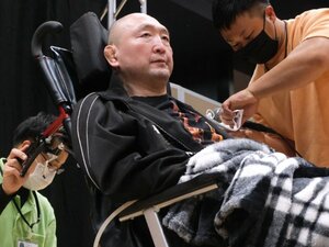 「頑張ったね」頚髄損傷のリング事故から1年、大谷晋二郎の頭を7歳の娘がなでて…車椅子で語った思い「僕は杉浦貴と闘ってよかった」
