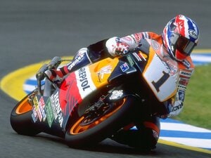 ドゥーハン、ロッシ、そしてマルケス…最強時代を築いた“強くて速すぎる”ライダーと、NSR500～GP25に至る名車の系譜