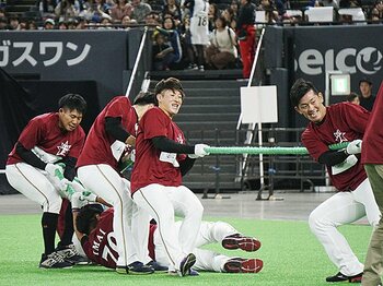 日本ハム広報が考えるSNSの使い方。球団＆選手の情報発信に不可欠だが。＜Number Web＞ photograph by Kyodo News