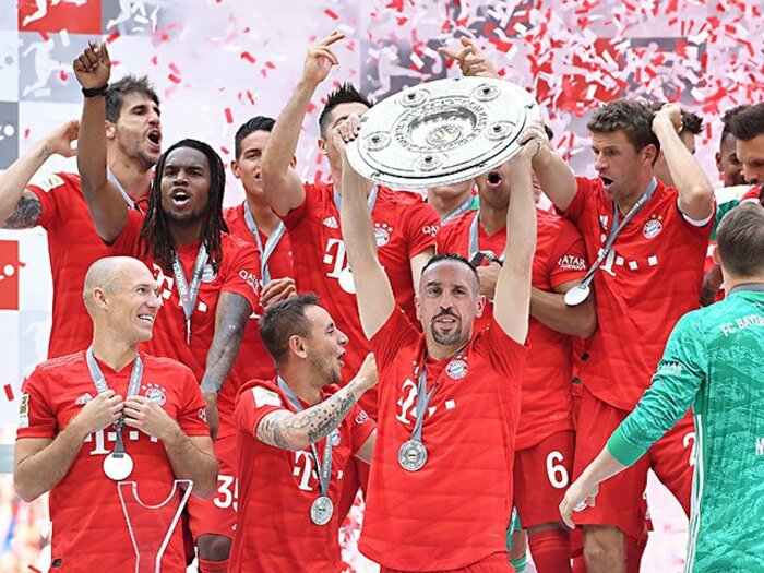 “ロベリー”がバイエルンを去る日の涙。サポーターも、警備員も、審判も。＜Number Web＞ photograph by Uniphoto Press