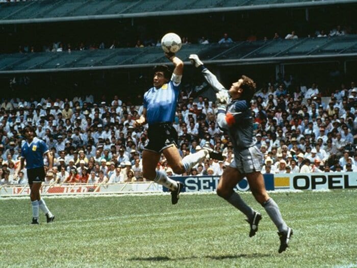スポーツの誤審に法的責任はあるか。審判を告訴、プレーを無効にできる?<Number Web> photograph by Bob Thomas/Getty Images