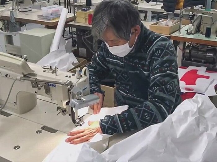 モンベルが不織布で防護服を縫製。辰野会長「2300セットつくります」＜Number Web＞ photograph by Montbell