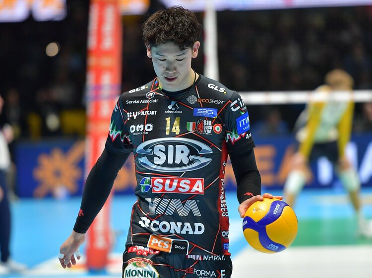 石川選手所属　ペルージャ　バレーボール　シャツ　ブラック　Lサイズ 石川祐希の背中が小さく見えた」波乱の大逆転負け…絶対王者ペルージャ