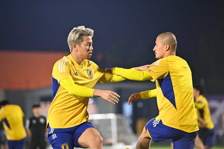 スペイン戦前日の練習。「ケンカはやめろ！」と言いたくなる構図だが、2人の仲は決して悪くない　©Takuya Kaneko／JMPA