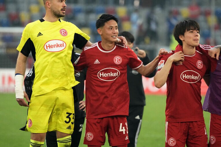 21-22シーズンの内野と田中碧　©Getty Images