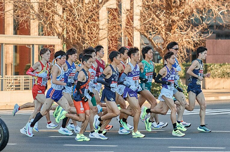 第97回箱根駅伝の1区スタート直後。ナイキのシューズばかりが目に入る ／ photograph by Yuki Suenaga