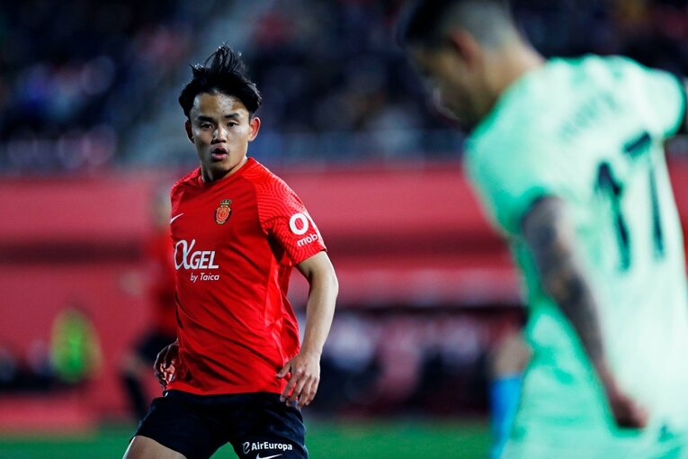 久保建英の“劇的決勝ゴール後に消えた疾走”は「客席に飛び込みたかったけど高すぎて無理」だった？《カメラマンが見た真相》(32)