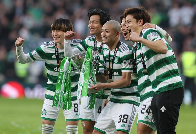 リーグカップのトロフィーを掲げる古橋亨梧、旗手怜央、前田大然、岩田智輝、小林友希。セルティックから日本代表に招集されたのは前田だけだった　©Getty Images