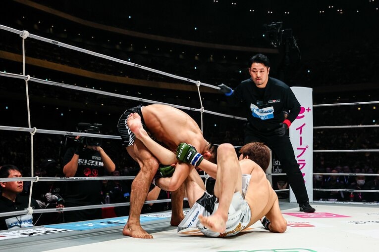 シェイドゥラエフのボディスラム（6枚目／全7枚） ©RIZIN FF Susumu Nagao