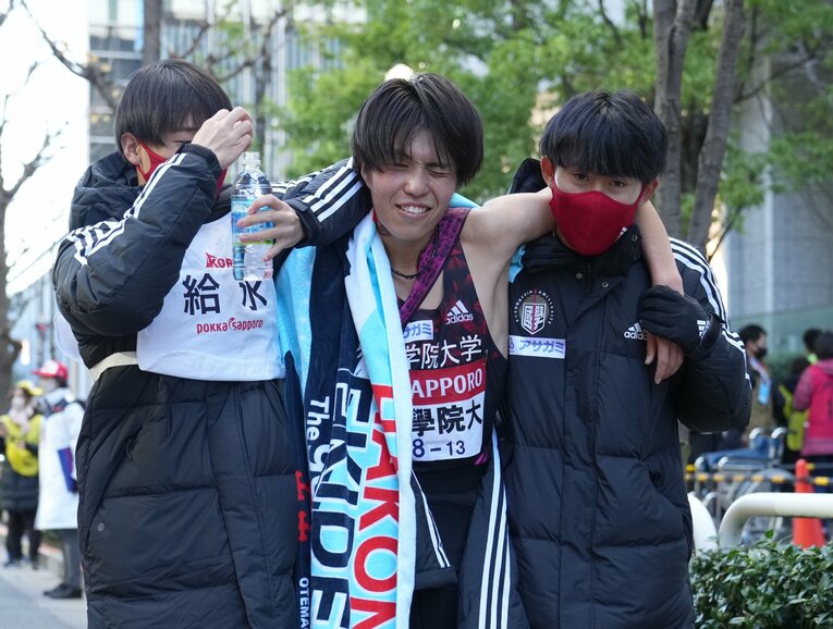 箱根駅伝アンカーの出迎えをした中西（一番左）　©Sankei Shimbun