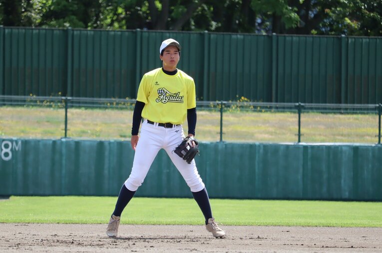 ショートでの守備でもその長身はひときわ目立った　©Kou Hiroo