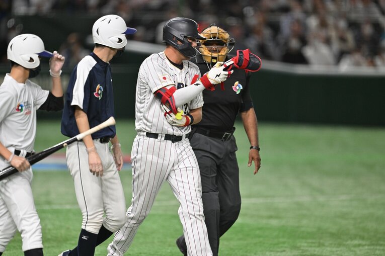 死球に怒りモードのヌートバー　©Naoya Sanuki