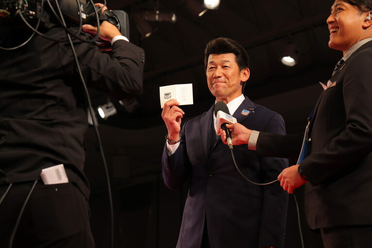 交渉権獲得の紙とともに　©JMPA