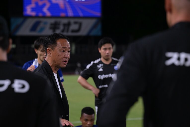 筑波大戦での黒田監督　©FCMZ