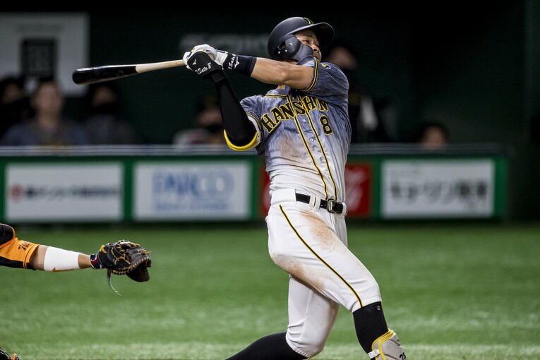 フルスイングする佐藤輝明©Kiichi Matsumoto