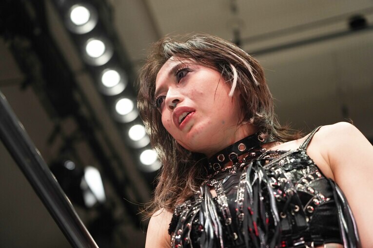 リングを降りた中野たむを見つめる上谷沙弥　©Essei Hara