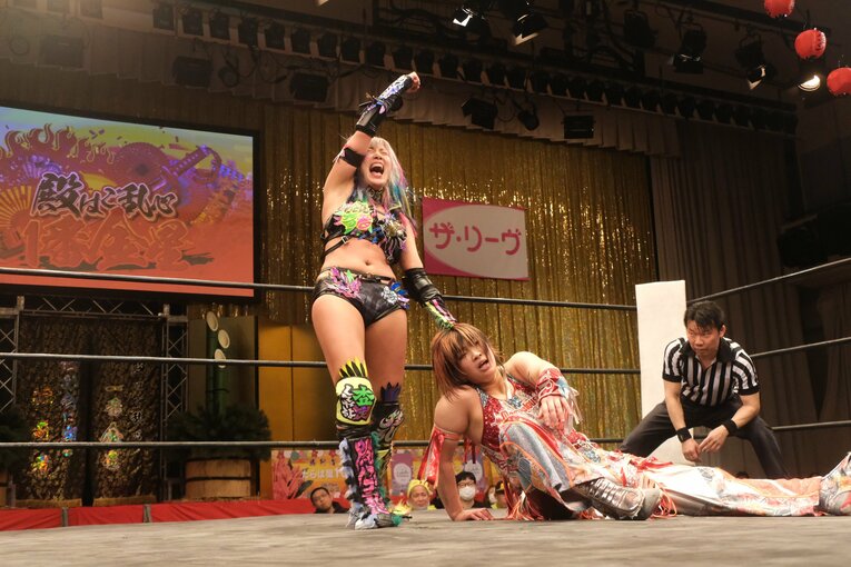 「スターダムをクビになって…」人気女子プロレスラーが初告白　ウナギ・サヤカ“超満員の自主興行”に密着して感じた「不思議な風格」(75)