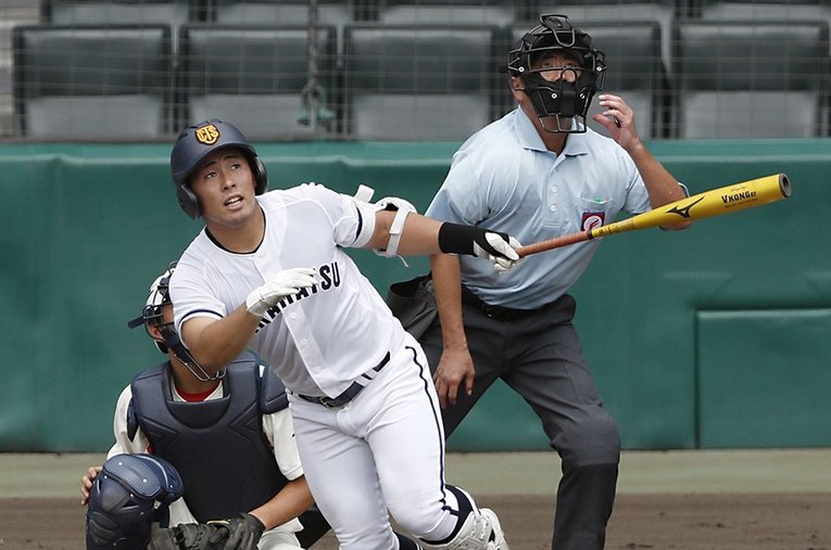 智弁和歌山相手にホームランを放った高松商・浅野。3年生となる2022年が楽しみな逸材だ ／ photograph by Kyodo News