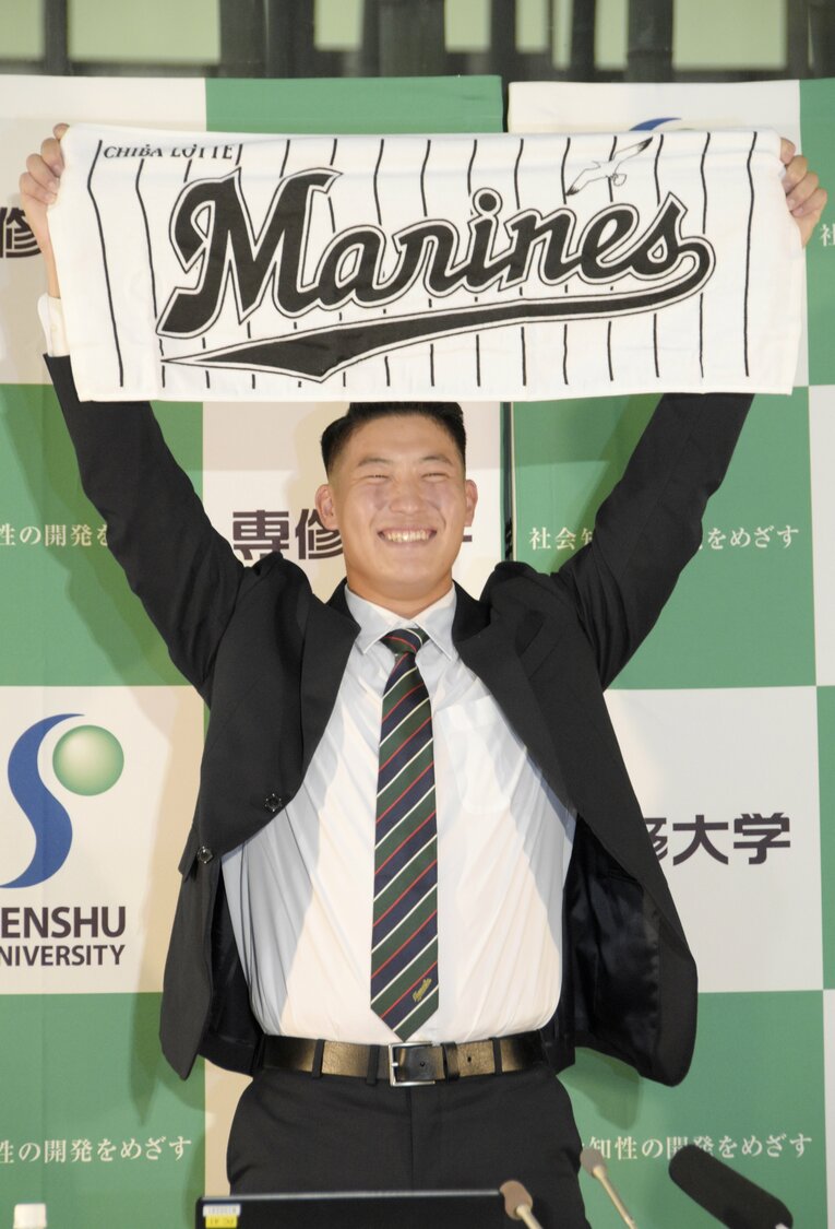 ロッテ1位・菊地吏玖（専修大学／投手）。今春に東都2部リーグの最優秀防御率を受賞した即戦力右腕　©︎JIJI PRESS