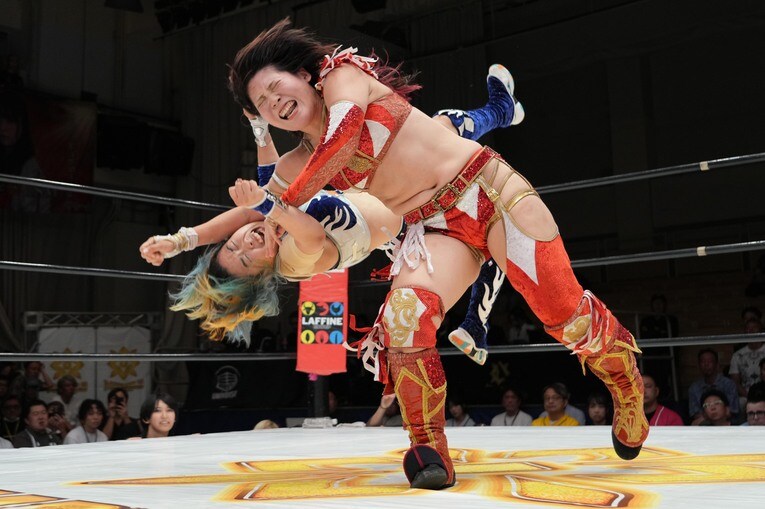 MIRAIにラリアットを放つ林下詩美　©Essei Hara