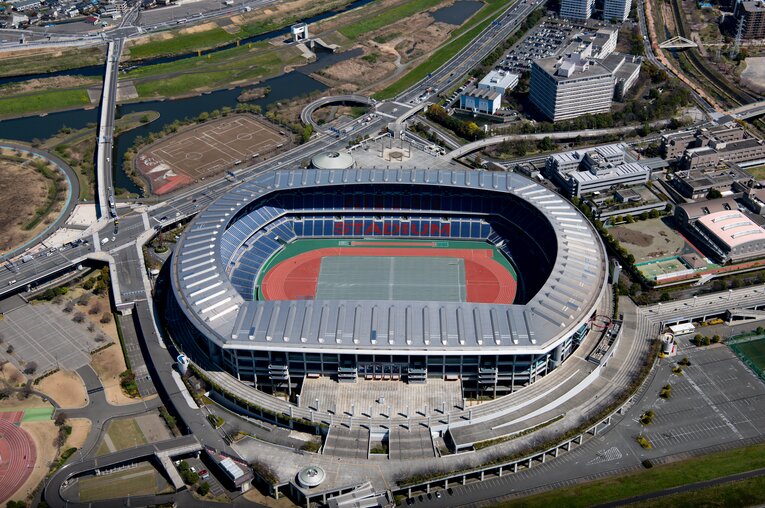 収容人員約7万2000人、国内ナンバーワンの日産スタジアム（横浜市）。その最寄り駅とは？　©AFLO