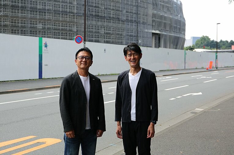 建設中の新国立競技場前で、瀬古利彦と鏑木毅という知られざる師弟が再会した。 ／ photograph by Shin Hamada