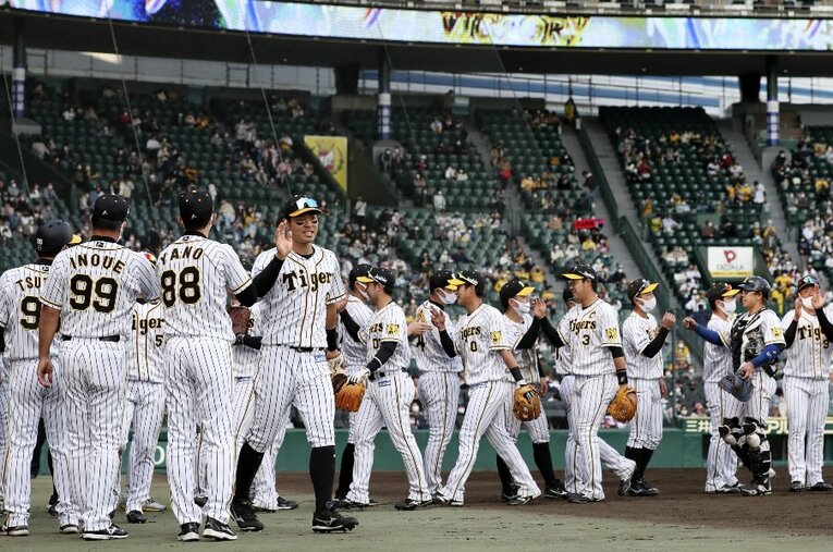 佐藤輝明の活躍に盛り上がる甲子園だが、緊急事態宣言を受け、5月11日までに4試合が無観客開催となる ／ photograph by KYODO