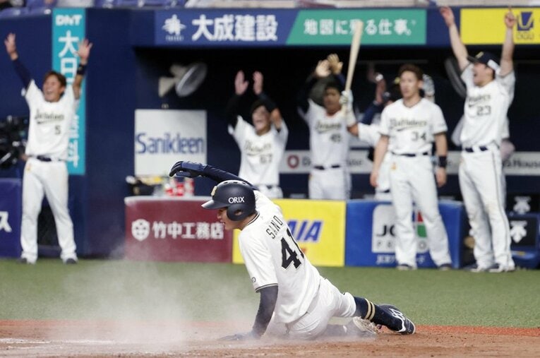 両打ちに再挑戦する佐野。本人が意識する出塁率は現時点で昨年より1割近く上回っている ／ photograph by Kyodo News