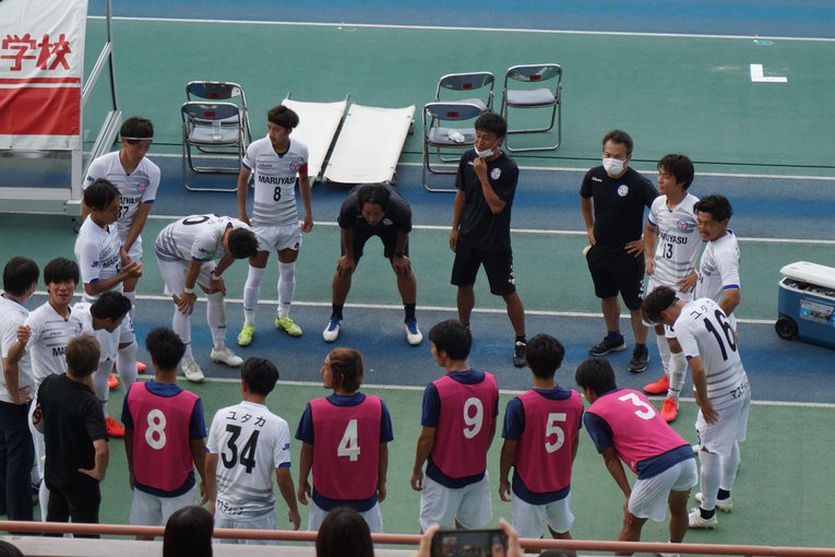 円陣で選手たちに声をかける北村監督（中央上）　(C)Toshio Ninomiya