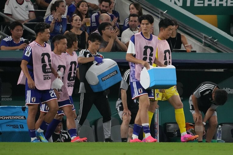 ハイドレーションブレイクでドリンクを運ぶ後藤啓介らベンチの選手たち　©Masashi Hara