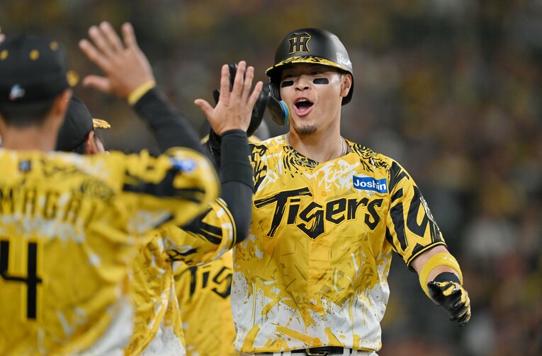 7月19日時点で両リーグトップの24本塁打をマークしている佐藤輝明　©JIJI PRESS